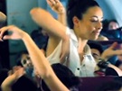 Yemi s tanení company pi flash mobu v letadle na turné s Kanye Westem