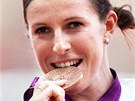 Atletka Zuzana Hejnová pi medailovém ceremoniálu v Londýn. (9. srpna 2012)