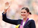 Atletka Zuzana Hejnová pi medailovém ceremoniálu v Londýn. (9. srpna 2012) 