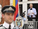 Zakladatel serveru WikiLeaks Julian Assange hovoí na balkonu ekvádorské...