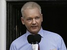 Julian Assange pednáí své prohláení na balkon ekvádorské ambasády v...