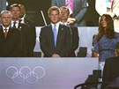 ESTNÁ TRIBUNA. Vedle pedsedy olympijského výboru Jacquese Roggea (vlevo) se...