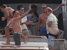 Elton John se na jacht baví tím, e vystrkuje zadek na dalí jachty.