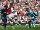 NOVÁ TVÁ V AKCI. Lukas Podolski pestoupil v lét do Arsenalu a hned v prvním
