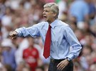 KOU V AKCI. Arsene Wenger diriguje fotbalisty Arsenalu v úvodním zápase nového