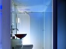 Pod minimalistickou koupelnou je podepsaný jako autor Philippe Starck.