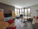 Díky rohovému oknu s nízkým parapetem má obývací pokoj velkorozmrový výhled do