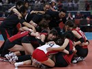 Japonské volejbalistky se radují ze zisku bronzových olympijských medailí.