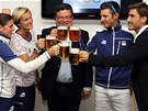 PÍPITEK S MINISTREM. etí medailisté si pipili pivem s ministrem obrany