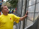Praský primátor Bohuslav Svoboda si prohlíí protipovodové zábrany, které u