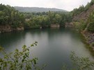 Zatopen� lom Ol�ovec, kter� se nach�z� nedaleko Hranic.