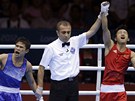 RADOST A VZTEK. ínský boxer Cou '-ming (v erveném) slaví olympijský triumf,