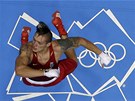LETÍM. Ukrajinský boxer Alexandr Usyk ve vzduchu. Taní kozáek na oslavu svého