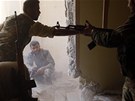 Syrští povstalci v akci během boje o Aleppo (14. srpna 2012)