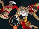 BRÁNN TEMI. panlský basketbalista Marc Gasol proti pesile ruských