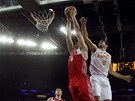ZA DVA BODY. Ruský basketbalista Saa Kaun skóruje v semifinále proti panlsku.