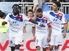 POHODA V LYONU. Fotbalisté Lyonu oslavují gól Bafetimbiho Gomise (vlevo) do