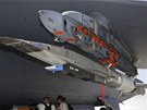 Hypersonický letoun X-51A Waverider pod křídlem letadla B-52 Stratofortress,...