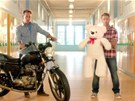 Luke Perry a Jason Priestley v reklamě na džíny Old Navy 