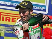 Max Biaggi oslavuje sv vtzstv na Masarykov okruhu v Brn.