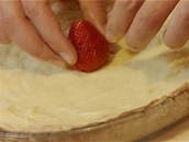 Do vanilkovho krmu vyskldejte oitn jahody pikou nahoru. 
