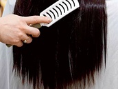 6. KROK: Syntetick vlasy uhlate kartem. Prodn vlasy ete opatrn...