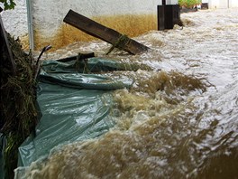Voda z potoka se v Hoe Svat Kateiny po detch 12. srpna 2002 vylila z beh.