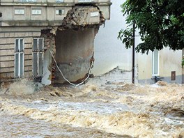 Voda z potoka Bystice se v roce 2002 valila Tovrn ulic v Dub a boila domy.