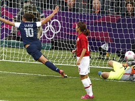 JE TAM PRVNÍ. Americká fotbalistka Carli Lloydová se raduje z prvního gólu ve...