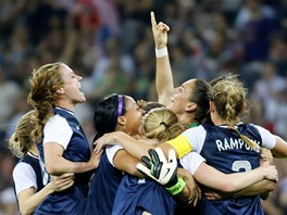 VYHRÁLY JSME! Americké fotbalistky se radují z triumfu na olympijských hrách.