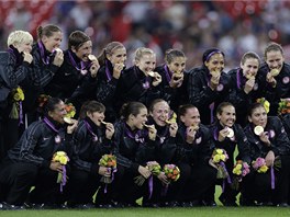 AMPIONKY. Americké fotbalistky pózují ze zlatými medailemi z olympijských her.