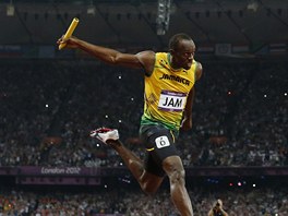 Usain Bolt probíhá cílem a Jamajka má dalí zlato. Tentokrát ve tafet na...