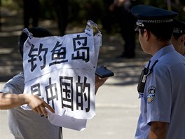 Na protesty dohlíela i místní policie. "Diaoyu patí ín," kiel jeden z...