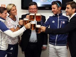 PŘÍPITEK S MINISTREM. Čeští medailisté si připili pivem s ministrem obrany