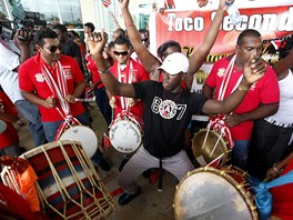 U SE TANÍ. Také takto vítal Trinidad a Tobago zlatého Keshorna Walcotta,...