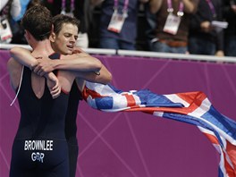 BRATI NA STUPNÍCH. Olympijský triatlon zail nevídaný moment. Pro medaili si...