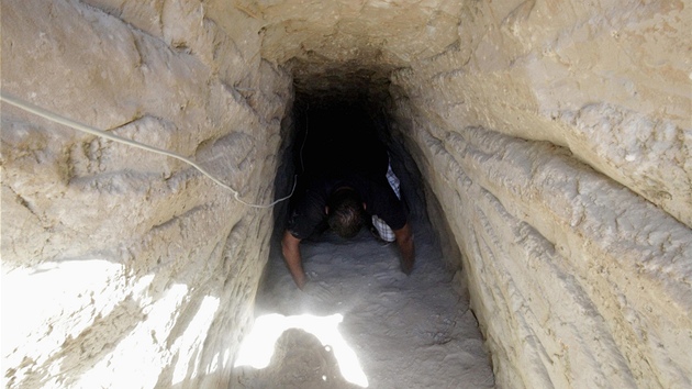 Jeden z tunel, kter vedou pod hranic mezi Egyptem a psmem Gazy (10. srpna 2012)