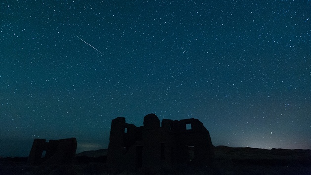 Perseidy tvoří částice uvolněné ze Swift-Tuttleovy komety. Tato kometa obíhá kolem Slunce po velmi protáhlé dráze jednou za 130 let. Na snímku zářící nebe nad ruinami staré pevnosti Fort Churchill v Nevadě.