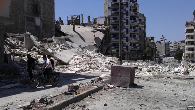 Rozbombardovan ulice syrskho msta Homs (13. srpna 2012)