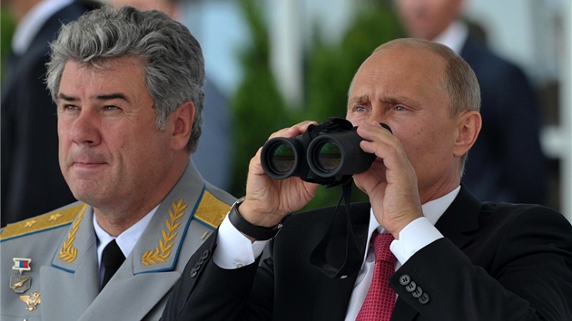 Ruský prezident Vladimir Putin (vpravo) a �éf ruského letectva Viktor Bondarev