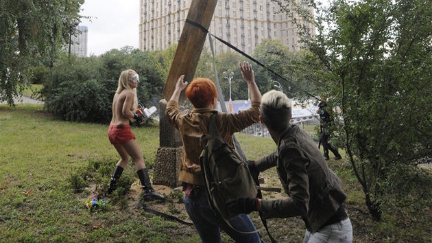 Happening za Pussy Riot v Kyjev. Pslunice feministick organizace Femen pokcela k ped pravoslavnm kostelem v centru msta.  (17. srpna 2012)