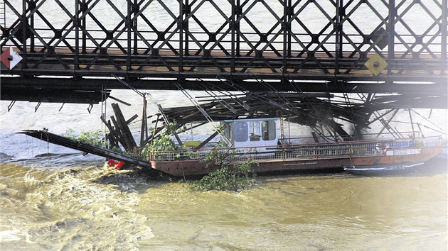 Jedna z lehch lod pi povodnch v roce 2002 mrn pokodila eleznin most v Dn.