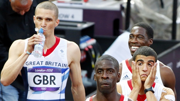 PACKALOVÉ. Britští sprinteři byli na olympijských hrách ve štafetě na 4x100 metrů diskvalifikováni.