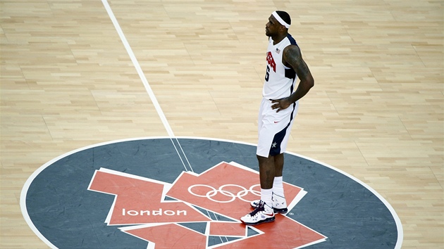 VE STEDU DN. Na fotce to tak nevypad, ale snmek zachycujc americkho basketbalistu Lebrona Jamese je z finle olympijskho turnaje proti panlsku.