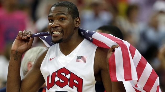 HVZDA ZAHALEN DO HVZD. Americk basketbalista Kevin Durant slav olympijsk zlato.