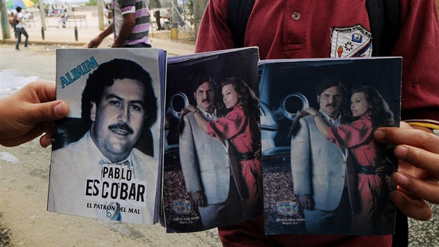 Mladci v Medellnu ukazuj prv pozen alba s Pablem Escobarem (8. srpna 2012).