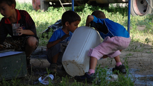 Děti si hrají s vodou, Přednádraží (16. 8. 2012)