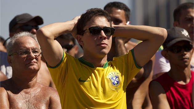 Brazilští fanoušci se chytají za hlavu a nevěří, že jejich tým ve finále olympiády prohrál