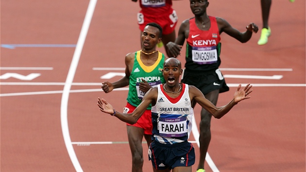 NEMَE UVIT. Britsk vytrvalec Mohamed Farah se raduje z vtzstv v bhu na pt kilometr zskal sv druh zlato na olympid v Londn