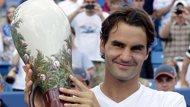 S TROFEJÍ. Roger Federer, vítz turnaje v Cincinnati